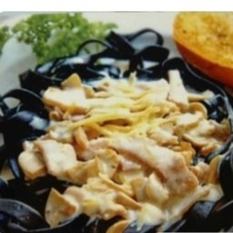 เฟตตูชินี่หมึกดำครีมซอส(Black Squid Ink Fettuccine White Cream Sauce)