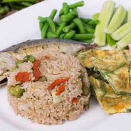 ข้าวผัดน้ำพริกกะปิ ชะอมไข่  ปลาทูทอด