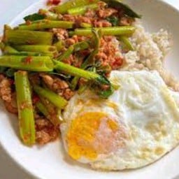 ผัดพริกแกงผักบุ้ง