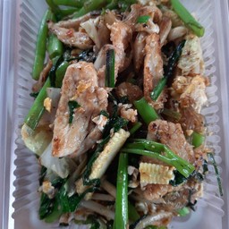 สุกี้แห้งใส่ไข่หมู