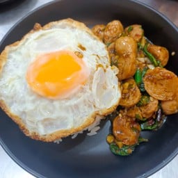 ข้าวกะเพราหมูเด้ง+ไข่ดาว