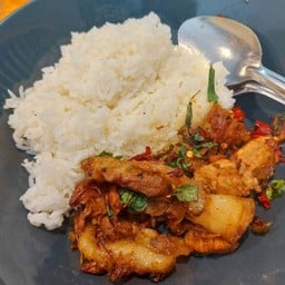 กะเพราหมูสามชั้นทอด