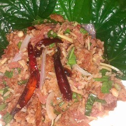 ยำแหนมข้าวทอด