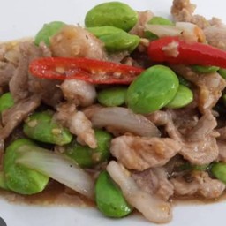 ผัดสะตอหมูชิ้นกะปิเป็นกับ