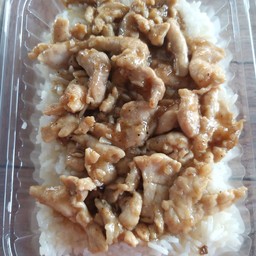 หมูชิ้นกระเทียม ราดข้าว