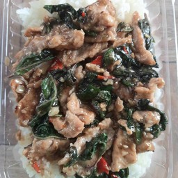 กะเพราหมูชิ้น ราดข้าว