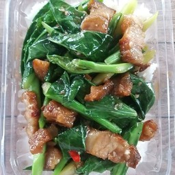 คะน้าหมูกรอบ