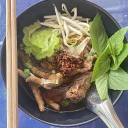 ร้านก๋วยเตี๋ยวไก่มะระรสเด็ด byคุณเอ๋ ปากซอยอุดมสุข 24