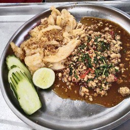 เส้นใหญ่ชุปไข่ผัดกระเพา