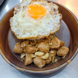ข้าวหมูเด้ง (กระเทียมพริกไทย+ไข่ดาว)
