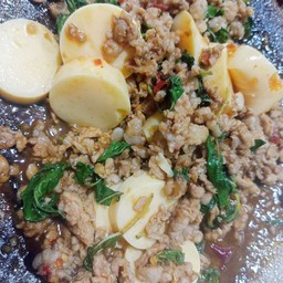 กะเพราเต้าหู้หมูสับราดข้าว