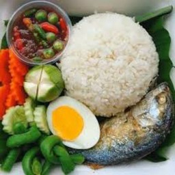 ข้าวนํ้าพริกกะปิ ปลาทูทอด ชะอมไข่