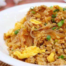 วุ้นเส้นหมูสับผัดไข่ราดข้าว