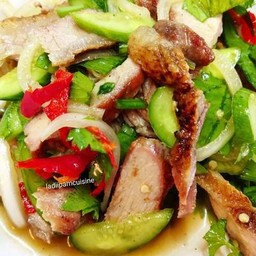 ยำคอหมูย่าง