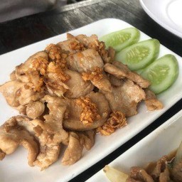 ทอดกระเทียม (กับข้าว) พร้อมน้ำซุป (Stir-fried with Garlic)