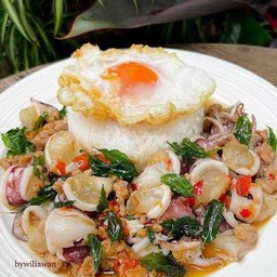 ผัดกระเพราปลาหมึก