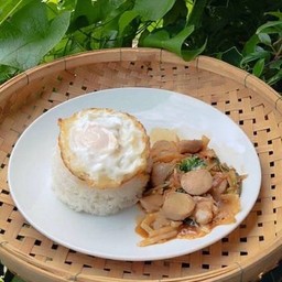 ข้าวกระเพราลูกชิ้นหมู หน่อไม้ดอง