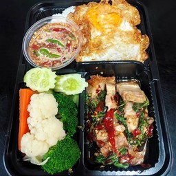 ชุด ข้าวกระเพราหมูกรอบผัดพริกแห้ง+ไข่ดาว+น้ำพริกกะปิพร้อมผัก