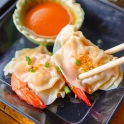 เกี๊ยวกุ้ง 2 ชิ้น