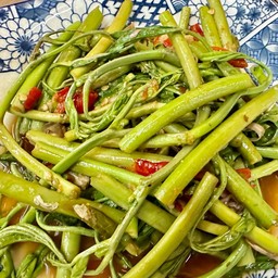 ผัดผักกระเฉดไฟแดง