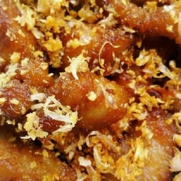 หมูกรอบทอดกระเทียม