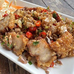 ผัดพริกเกลือ (กับข้าว) พร้อมน้ำซุป (Garlic Salt Chili Stir-fried)