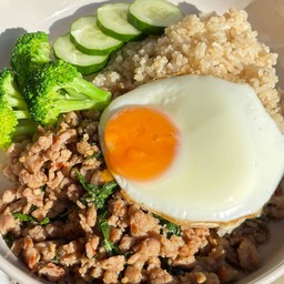 กะเพราไข่ดาวข้าวไรซ์เบอร์รี่