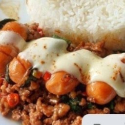 ข้าวกระเพราหมูไส้กรอกรมควันชีสเบริน์(Cheese Pork Sausage Chilli Basil)