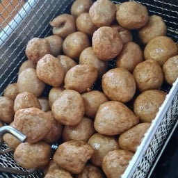 ลูกชิ้นหมูทอด ต้องลองเลยหอมอร่อยมากๆ