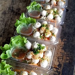 ลูกชิ้นหมูลวกน้ำจิ้มซีฟูด