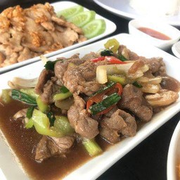 ผัดน้ำมันหอย (กับข้าว) พร้อมน้ำซุป (Stir-fried with Oyster Sauce)