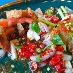 ยำหมูกรอบ