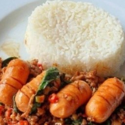 ข้าวกระเพราหมูไส้กรอกรมควัน(Pork Sausage Chilli Basil)
