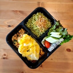 บะหมี่ผัก+กะเพราไก่+ไข่ข้น