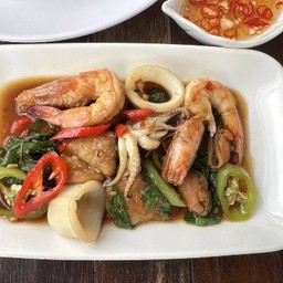 ผัดกะเพรา (เป็นกับ) พร้อมน้ำซุป (Stir-fried Basil)