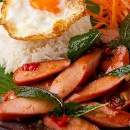 ข้าว ผัดกระเพราไส้กรอก