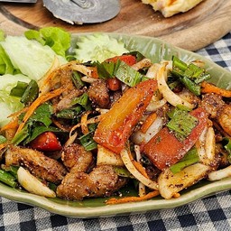 ยำสันคอหมูย่าง