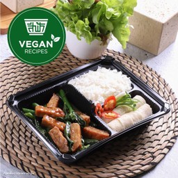 ข้าว + คะน้าฮ่องกงผัด Plant Based + ปอเปี๊ยะสด (Vegan)