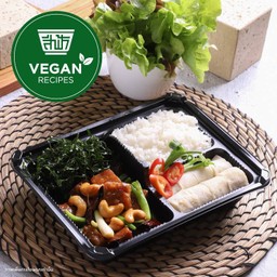 ข้าว + Plant Based ผัดพริกแห้งเม็ดมะม่วงหิมพานต์ + ปอเปี๊ยะสด (Vegan)