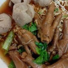 ก๋วยเตี๋ยวลูกชิ้นหมูโกเด้งตีนไก่ น้ำใสจ้า
