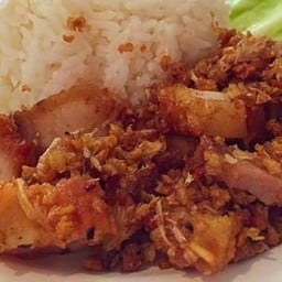 ข้าวหมูกรอบทอดกระเทียม
