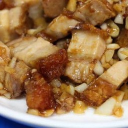 หมูกรอบทอดกระเทียม