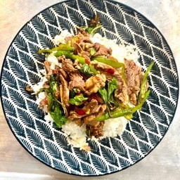 ข้าวราดผัดกระเพราเนื้อชิ้น