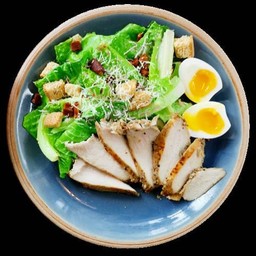 ซีซ่าร์สลัดกับอกไก่นุ่มย่าง