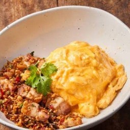 ข้าวหมูกรอบไข่ลาวาคั่วพริกเกลือ