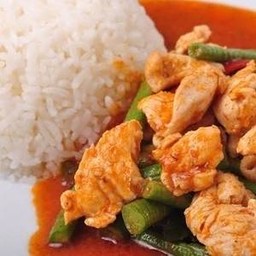 ผัดพริกแกงไก่ราดข้าว