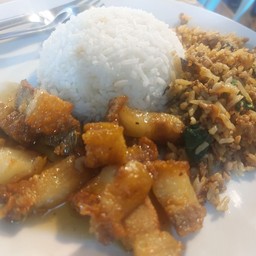 กระเพราหมูกรอบ