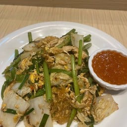 เมนู สุกี้แห้งหมูหมัก สูตรของทางร้านจะผัดให้หอมกลิ่นกระทะเสริฟกับน่ำจิ้มหอมกลิ่น