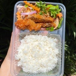 ก้อนข้าวยำไก่แซ่บ GON GON