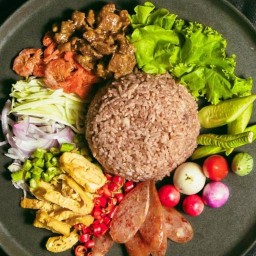 ยำแหนมข้าวทอด